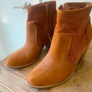 Barley worn tan suede booties!